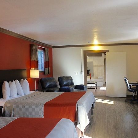 Red Roof Inn & Suites Monterey Exterior photo