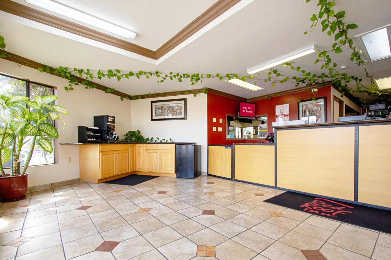 Red Roof Inn & Suites Monterey Exterior photo