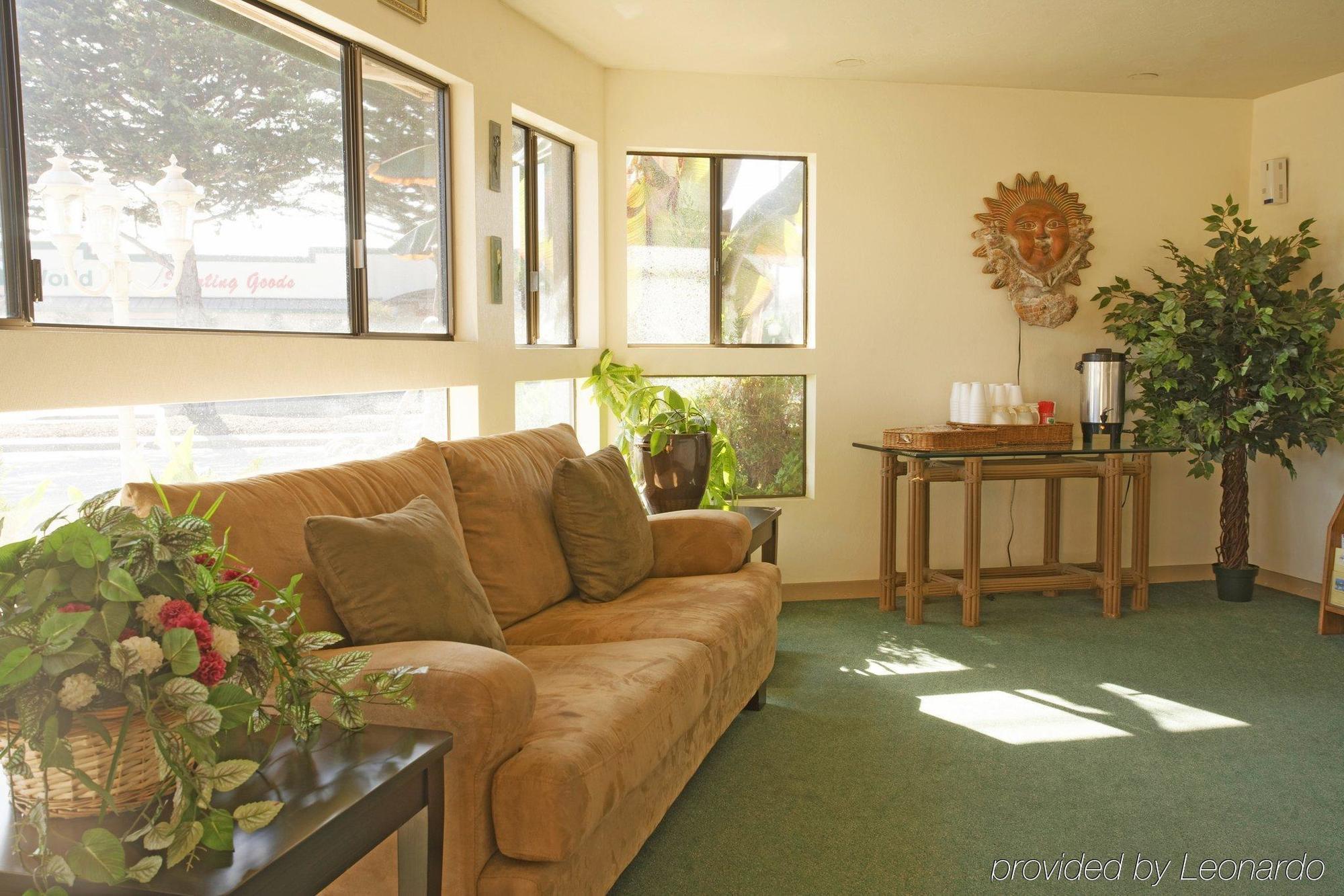 Red Roof Inn & Suites Monterey Interior photo