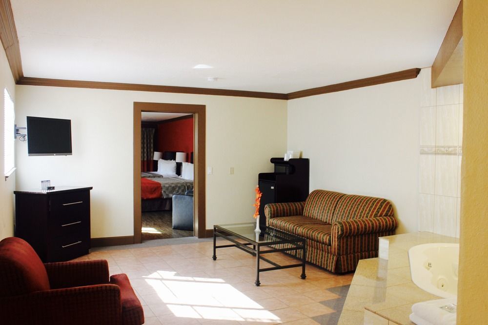 Red Roof Inn & Suites Monterey Exterior photo