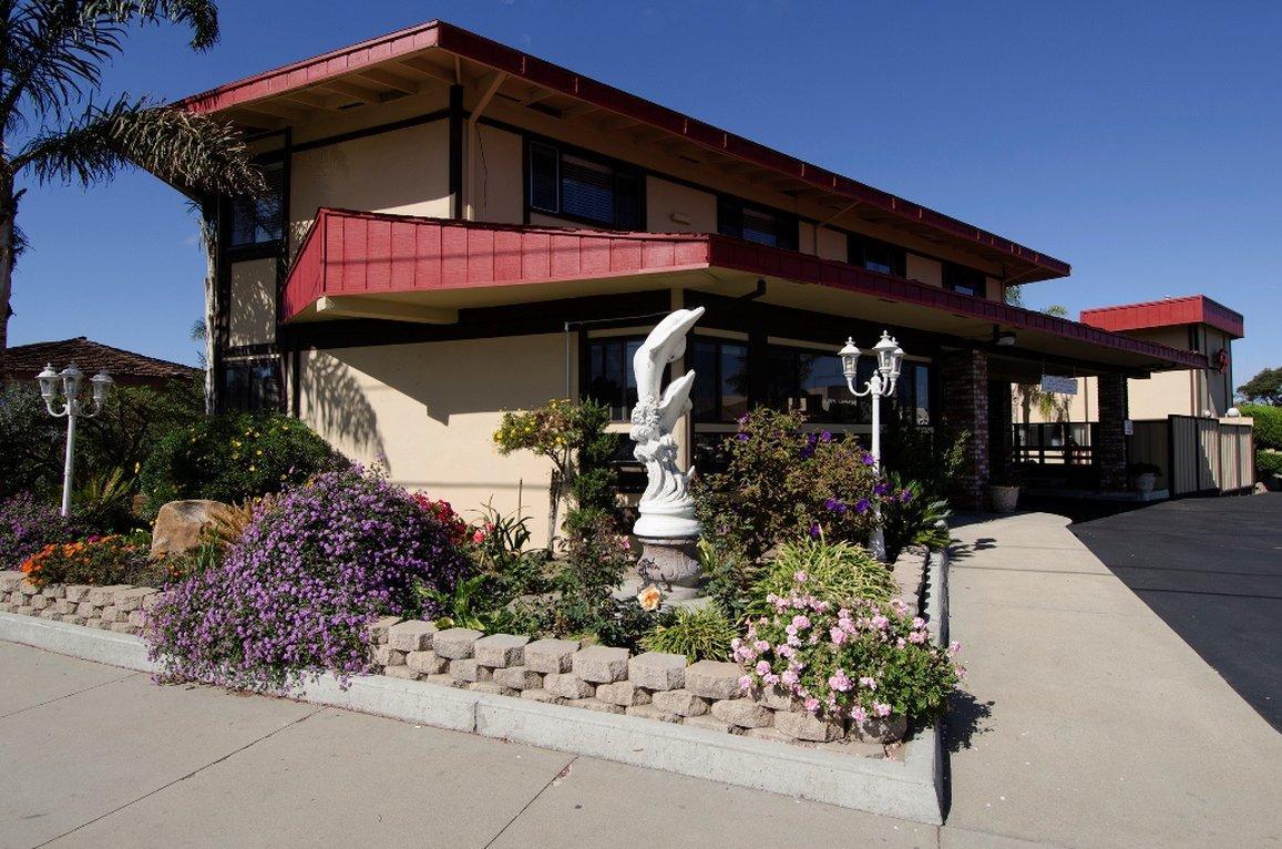 Red Roof Inn & Suites Monterey Exterior photo
