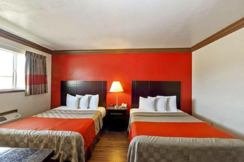 Red Roof Inn & Suites Monterey Exterior photo